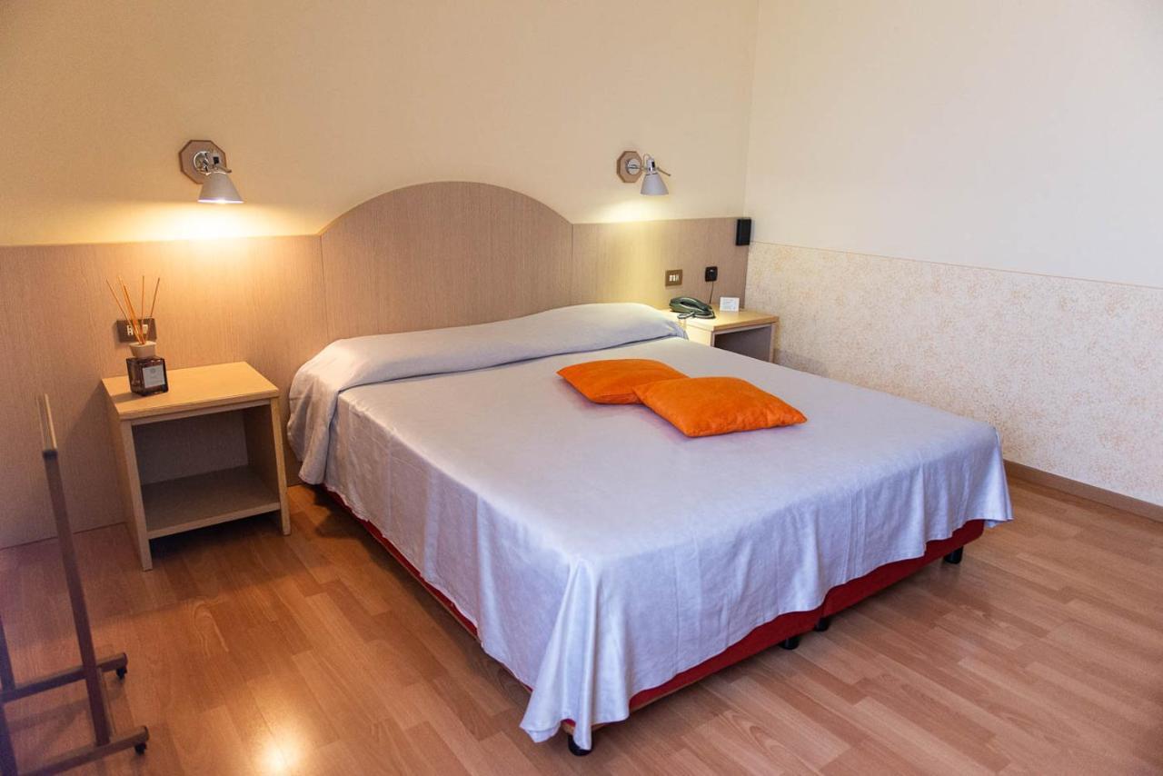 Hotel Europa Chivasso Kültér fotó